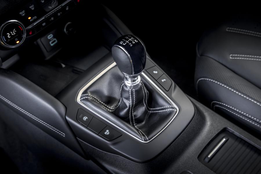 Детали интерьера Ford Kuga Vignale EcoBlue Hybrid 2020 года  (EU) (фото 27 из 48)